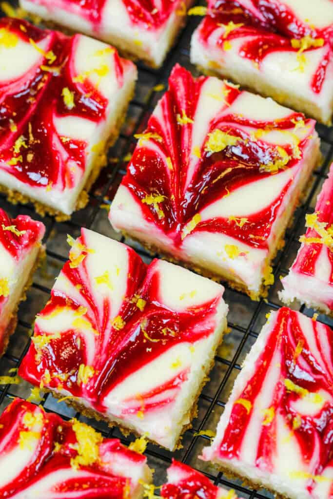 覆盆子柠檬芝士蛋糕切的形象成正方形