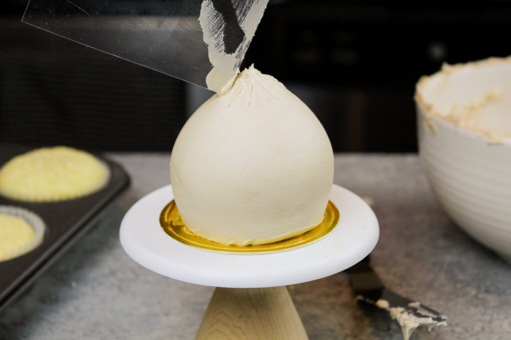 用糖霜装饰的饺子杯形蛋糕的图象和使用醋酸盖板