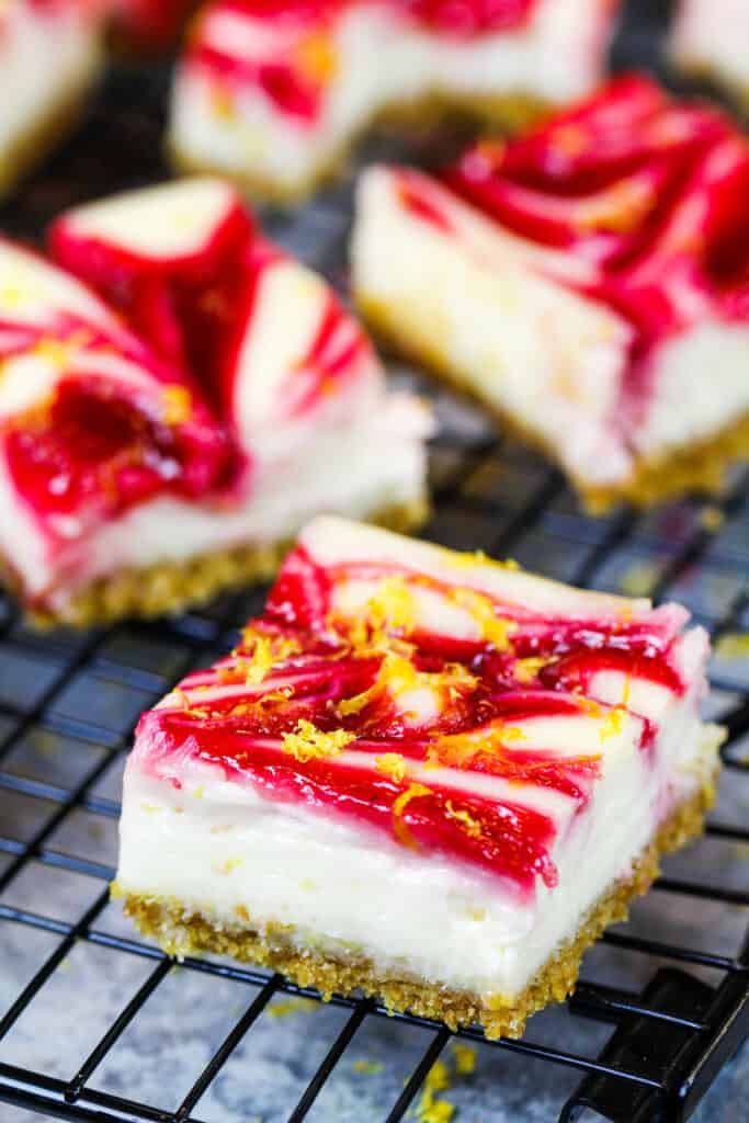 柠檬芝士蛋糕与覆盆子漩涡的形象