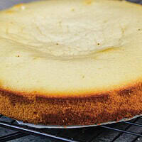 带有凹陷中心的蛋糕层的图像