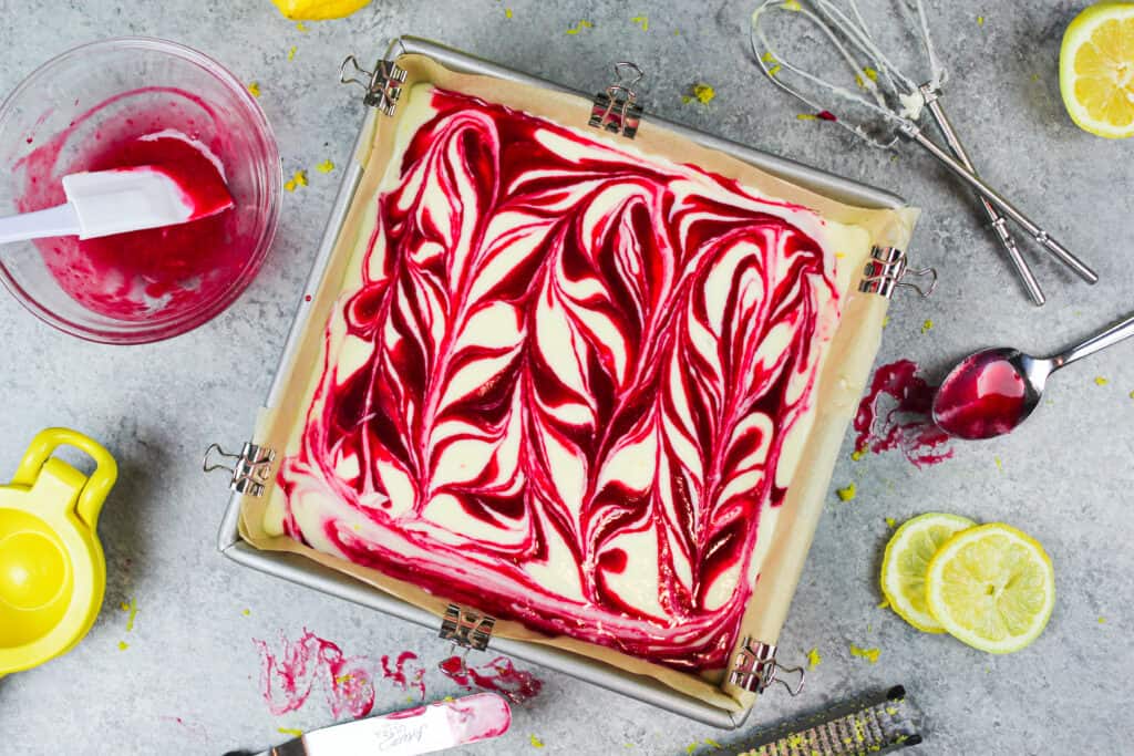 柠檬覆盆子芝士蛋糕棒与一个旋转的覆盆子在平底锅准备烘烤