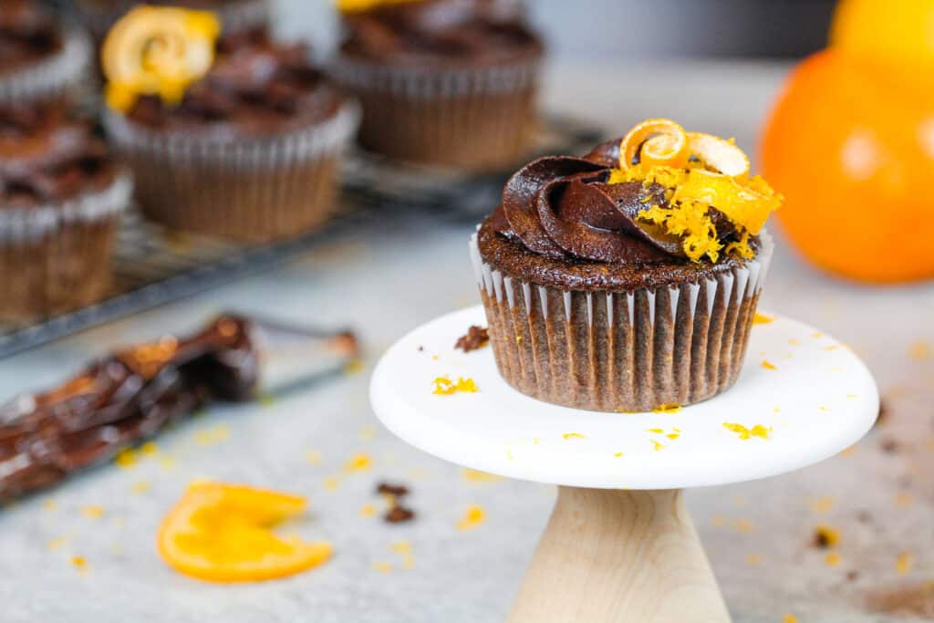 用巧克力橙色buttercream结霜装饰的巧克力橙色杯形蛋糕的图象