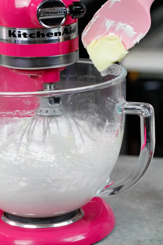 慢慢加入意大利蛋白甜菜奶油的奶油的图像