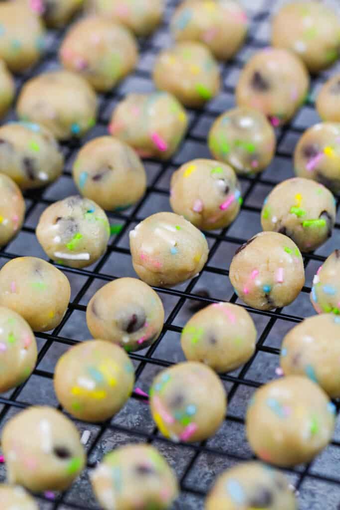 素食主义者的形象食用饼干面团滚到小口大小的球