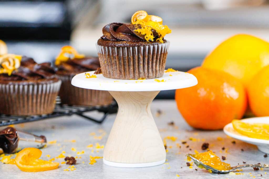 用巧克力橙色buttercream结霜装饰的巧克力橙色杯形蛋糕的图象