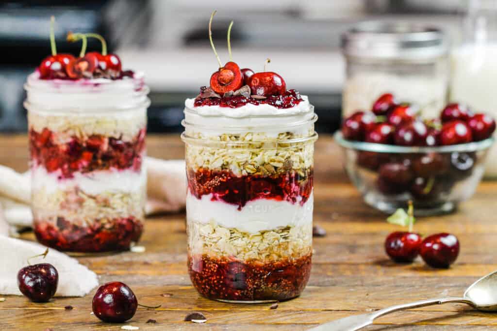 用新鲜樱桃、奇亚籽和希腊酸奶制成的隔夜燕麦片