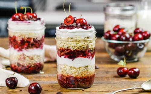 樱桃隔夜燕麦的图象用新鲜的樱桃，chia种子和希腊酸奶制成