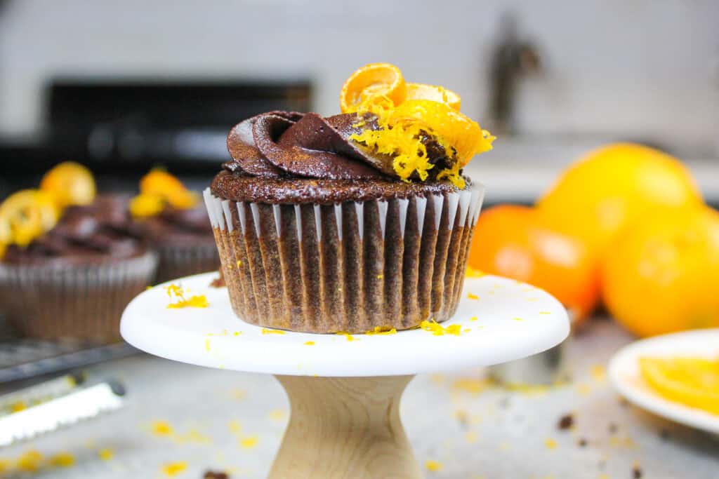 橙色巧克力杯形蛋糕的图像装饰的巧克力奶油橙结霜