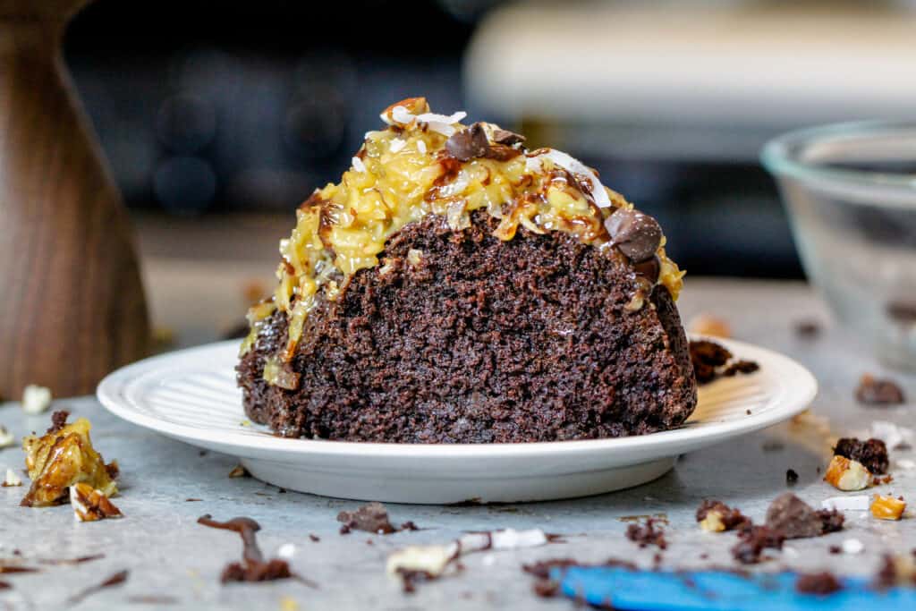 德国巧克力磅蛋糕的在平板上切片的图像