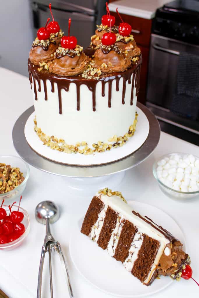 这是一个岩石路蛋糕，切开后可以看到松软的巧克力蛋糕层和棉花糖坚果馅料