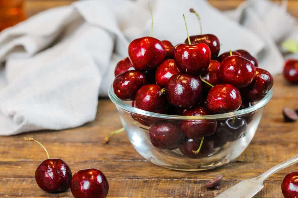 新鲜的樱桃可以一夜之间制成樱桃燕麦片