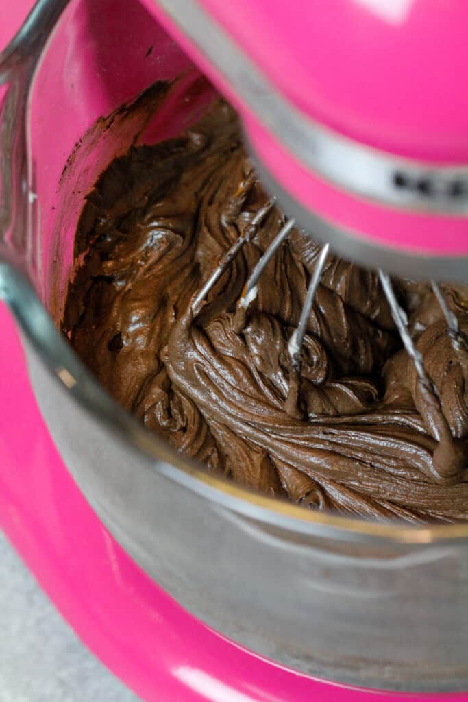 颓废巧克力奶油橙色的图像在一台KitchenAid桌上混合器正在进行