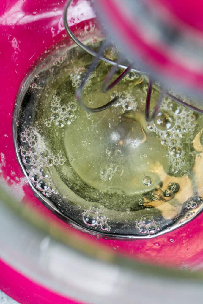 蛋白的图象在沙子混合器的准备好被鞭打到意大利蛋白甜饼乳酪