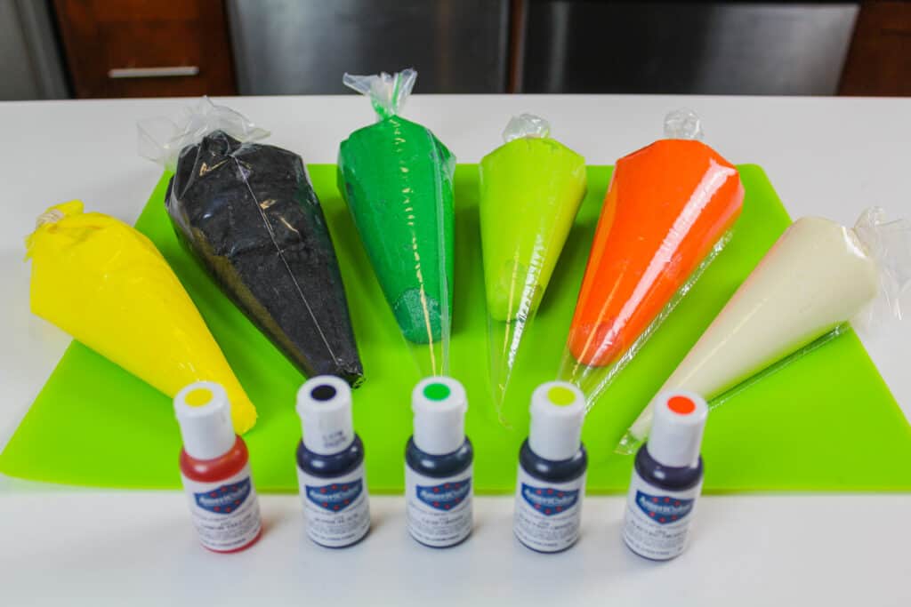 美国的奶油色和准备做一个寿司卷蛋糕