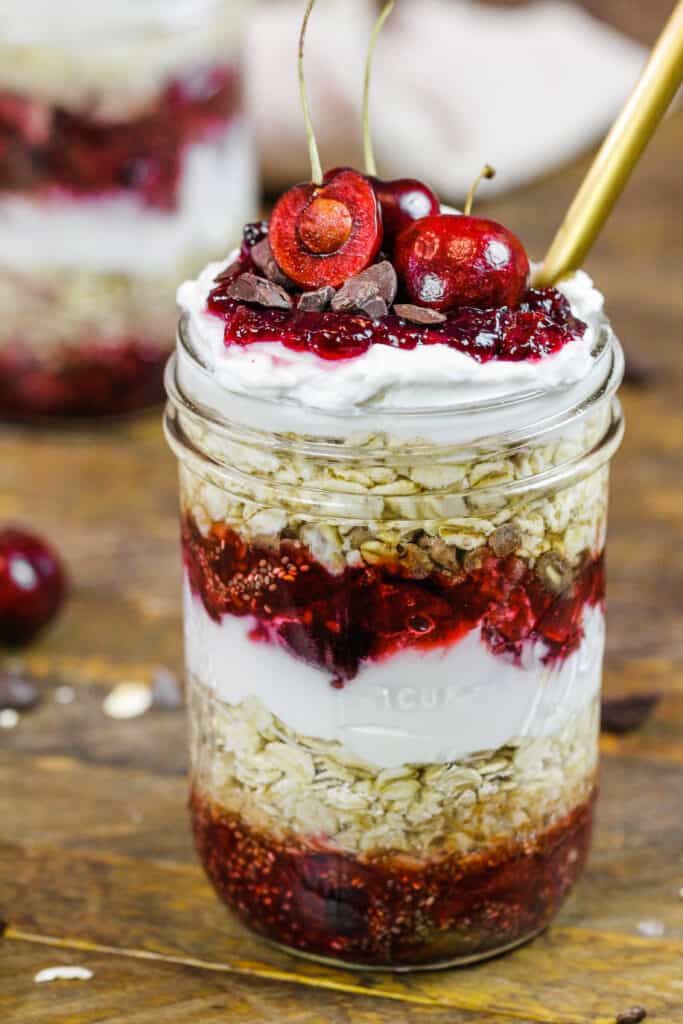 图片上的樱桃燕麦在一个可爱的梅森瓶过夜