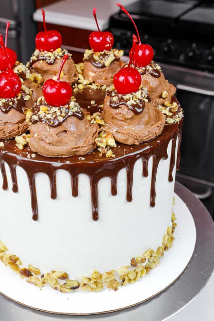 这是一个由蓬松的巧克力蛋糕层、棉花糖糖霜、冰淇淋球和巧克力滴做成的岩石路蛋糕