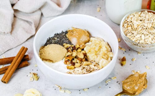 成份的图象在准备好的碗的碗制造一批香蕉隔夜燕麦