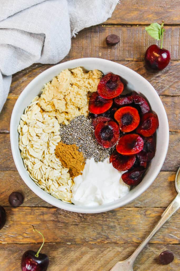 在一个碗里成分的图像，使樱桃馅饼一夜之间燕麦