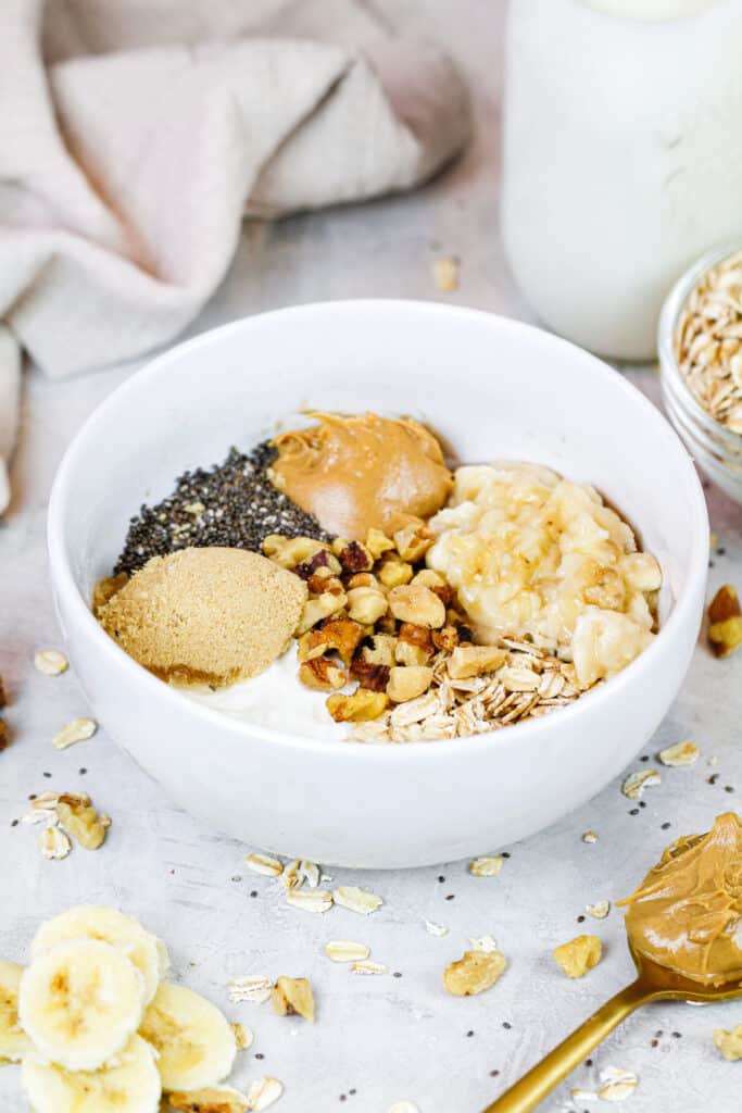 想象一下，在碗里的食材准备制作一批隔夜的香蕉燕麦