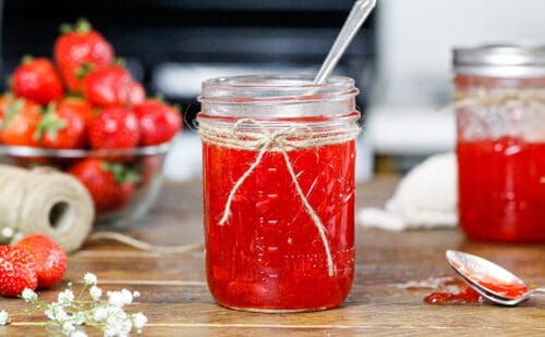 已设置并准备好吃的Certo草莓冷冻机果酱的图象