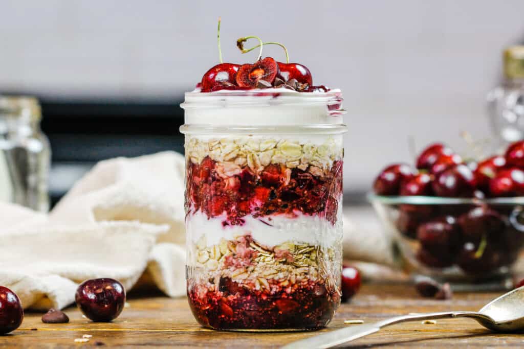 想象一下，隔夜的燕麦和盛在玻璃罐里的樱桃