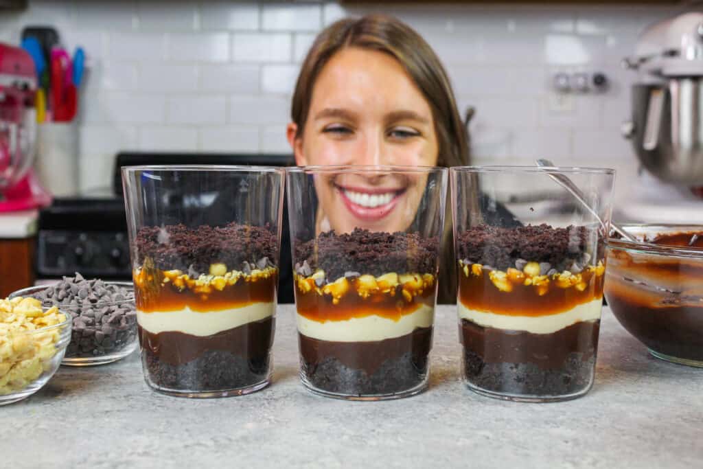 chelsey白色的图像看窃笑琐事，同时使他们能够确保层相当，甚至