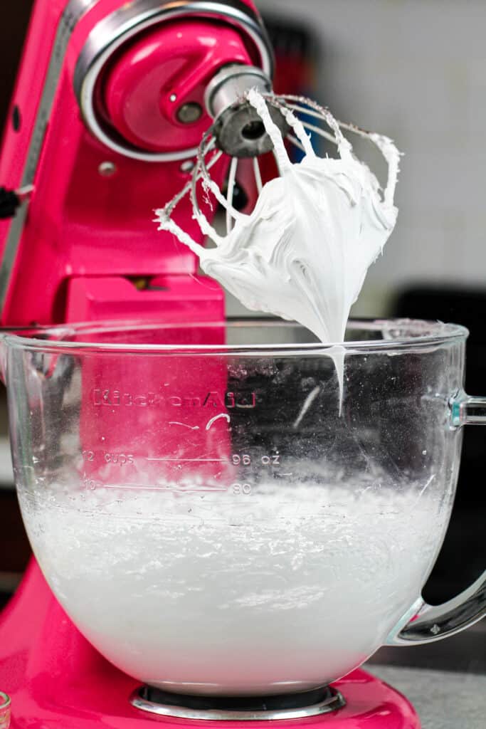 这是为意大利巧克力蛋白霜奶油糖霜制作的蛋白霜图像