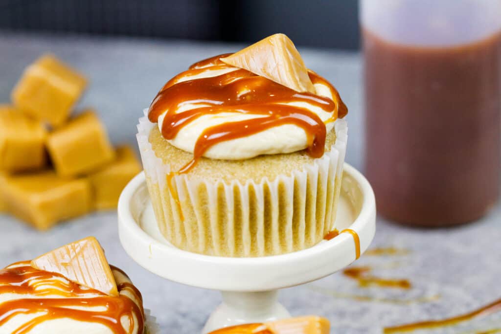 小纸杯蛋糕架上焦糖纸杯蛋糕的图像