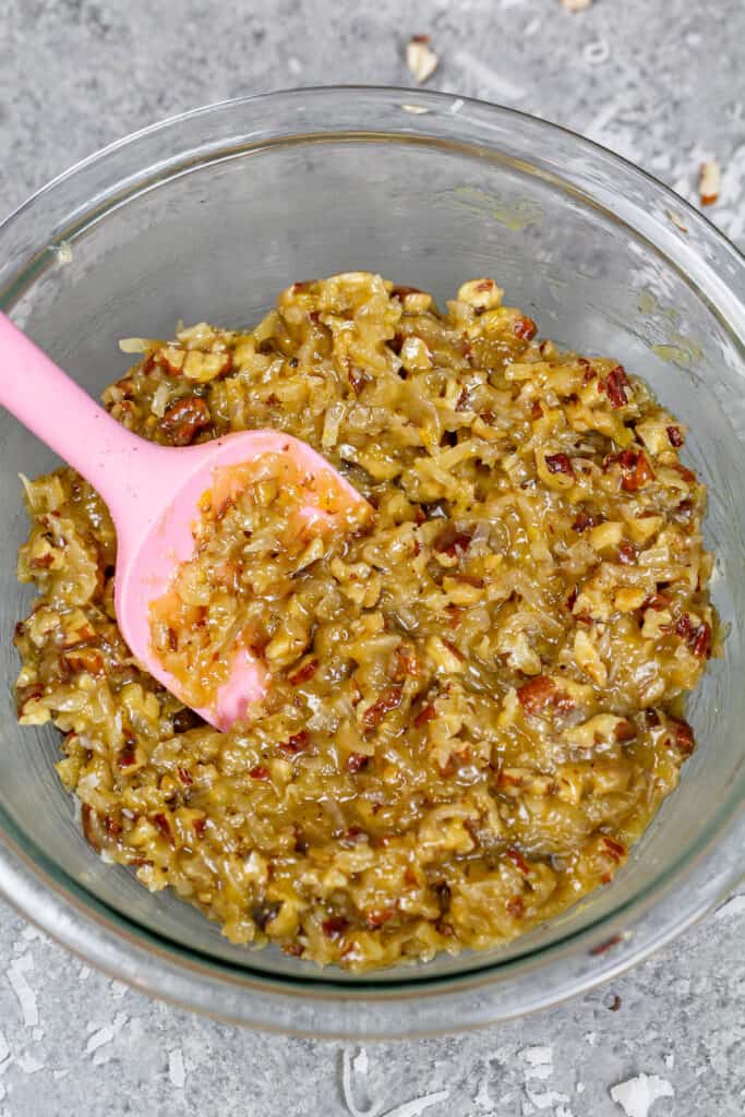 德国巧克力蛋糕的形象结霜用椰子和山核桃制成