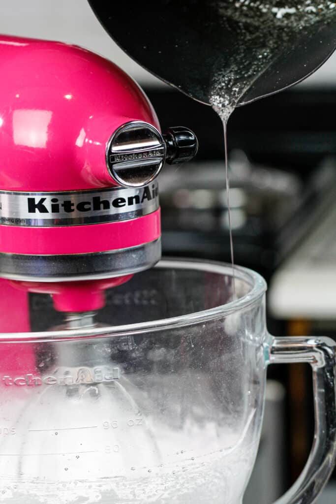 被倾吐到蛋白的糖浆的图象为做巧克力意大利蛋白甜饼乳酪的蛋白甜饼