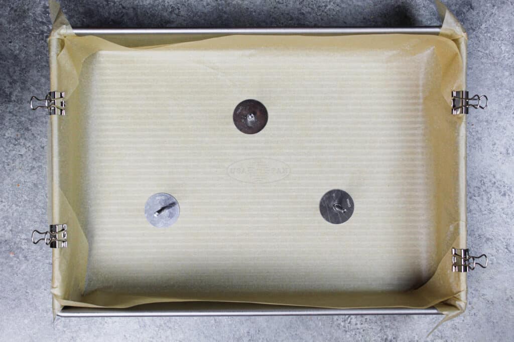 准备烤蛋糕的平底锅的图像