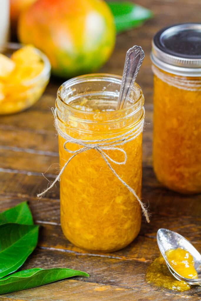 芒果酱装在漂亮的玻璃瓶里