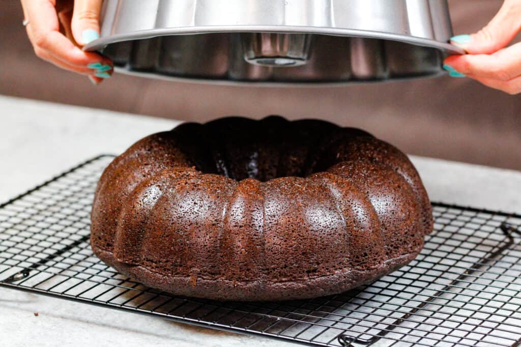 从涂了适当油脂的bundt平底锅中轻松释放bundt蛋糕的图像