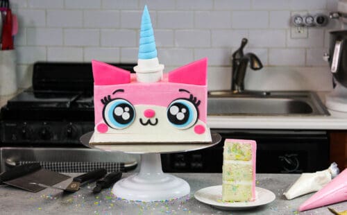 用funfetti蛋糕层制造的unikitty蛋糕的图象