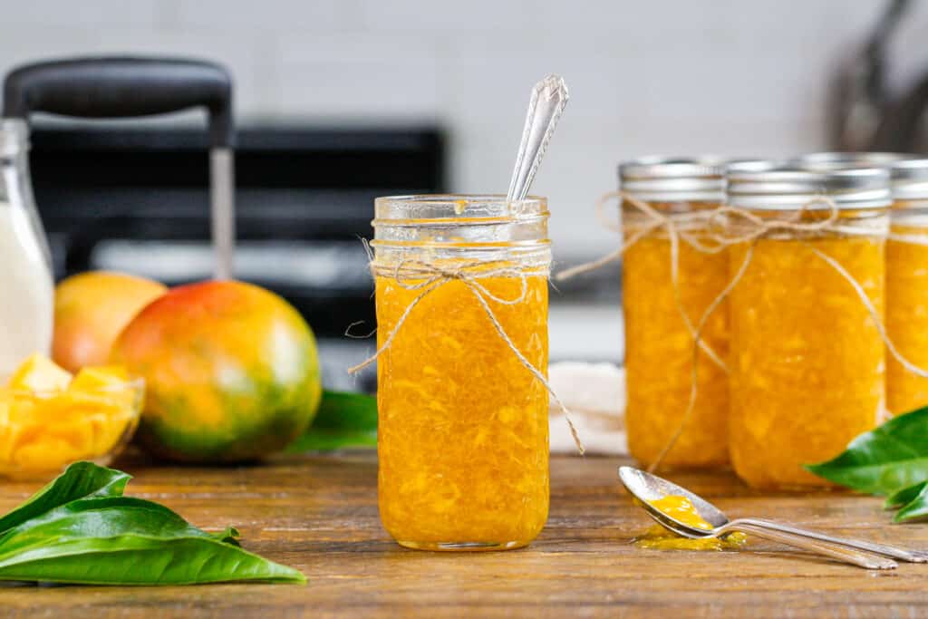 在一个漂亮的玻璃瓶里制作的芒果冷冻果酱