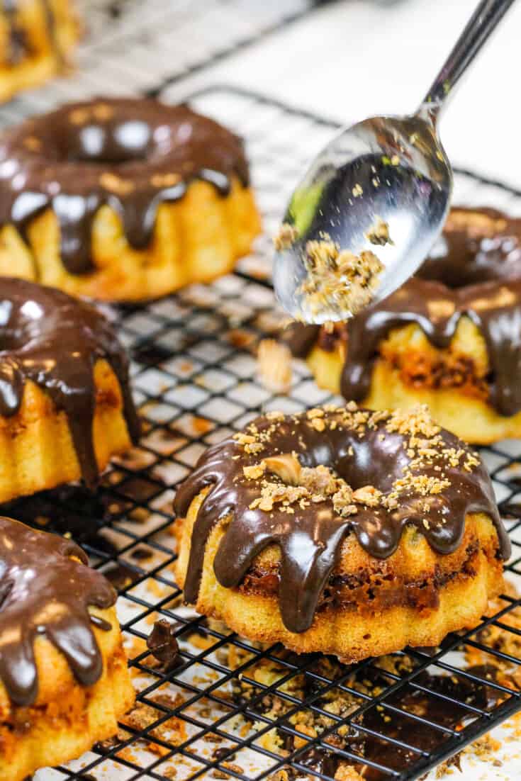 添加到迷你Butterfinger Bundt Cake中的Butterfinger Bits的图像