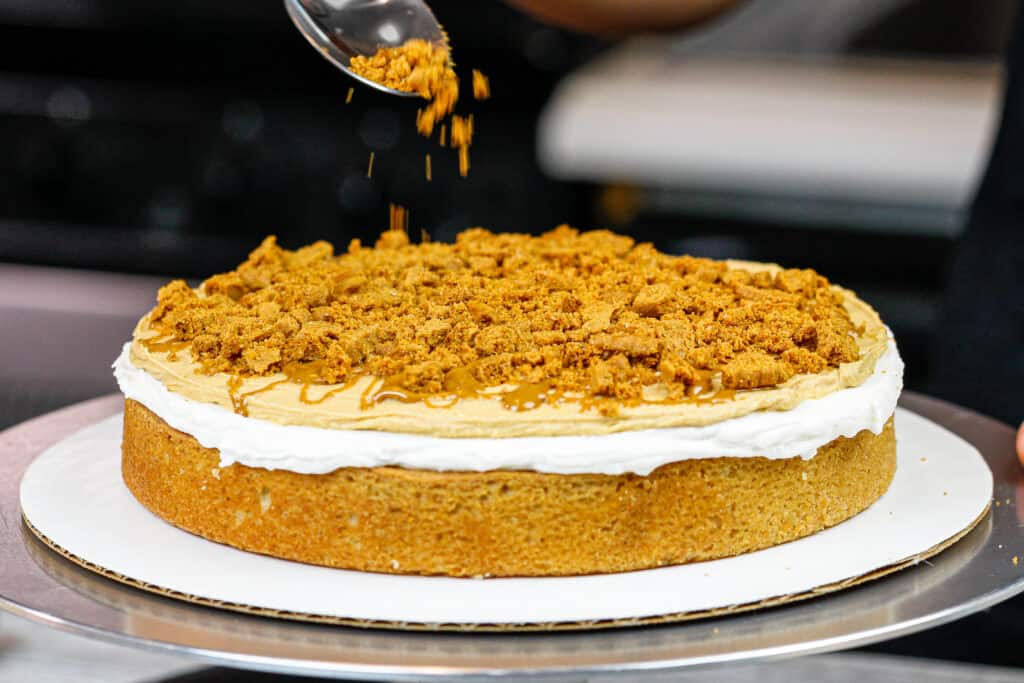 曲奇奶油蛋糕的图像被组装在每层饼干之间的小块