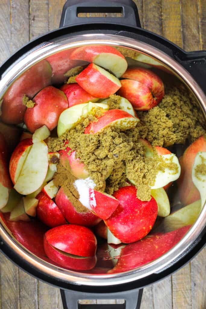 在瞬间锅准备食材的图像熟分解成苹果酱