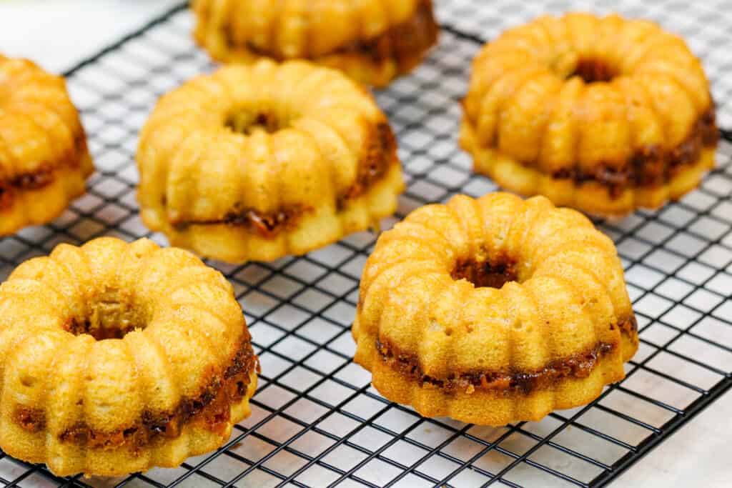 花生酱迷你邦特蛋糕的图像，用黄油手指纹波穿过中间