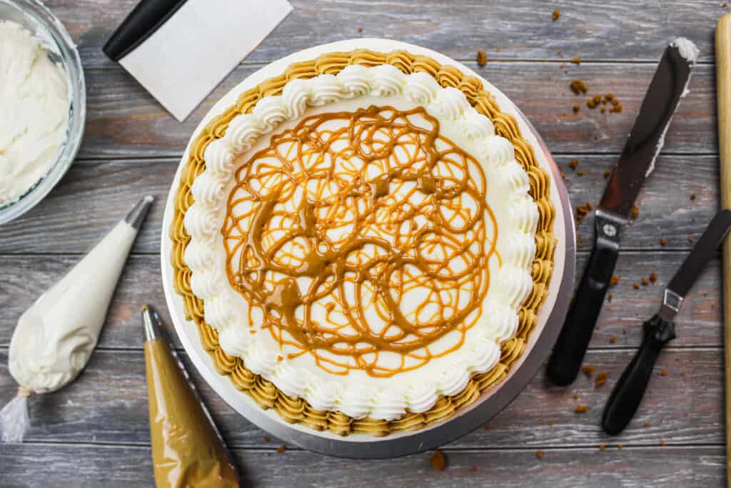 从高空视角拍摄的美丽的饼干奶油蛋糕