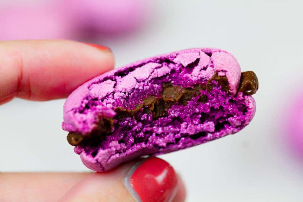 一只意大利麦克饼的形象被咬人才能展示它的柔软和咀嚼中心