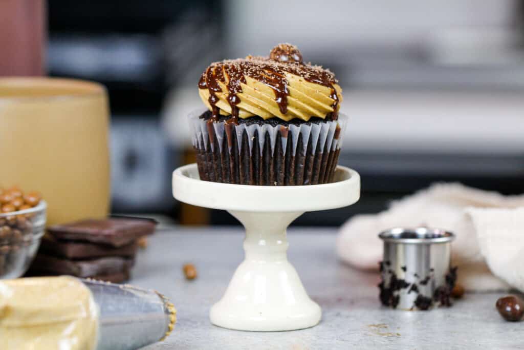 摩卡杯形蛋糕用浓缩奶油糖霜做成