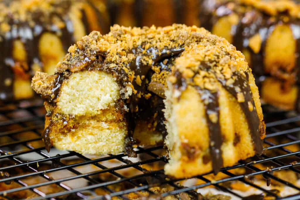 迷你黄油手指邦特蛋糕的图像，该蛋糕被切入以显示其花生酱手指纹波