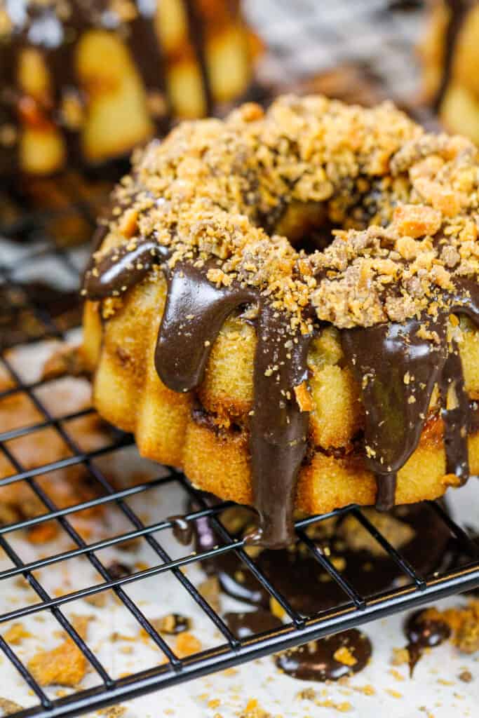 迷你黄油手指邦特蛋糕的图像，上面放着巧克力釉，切碎的黄油手指