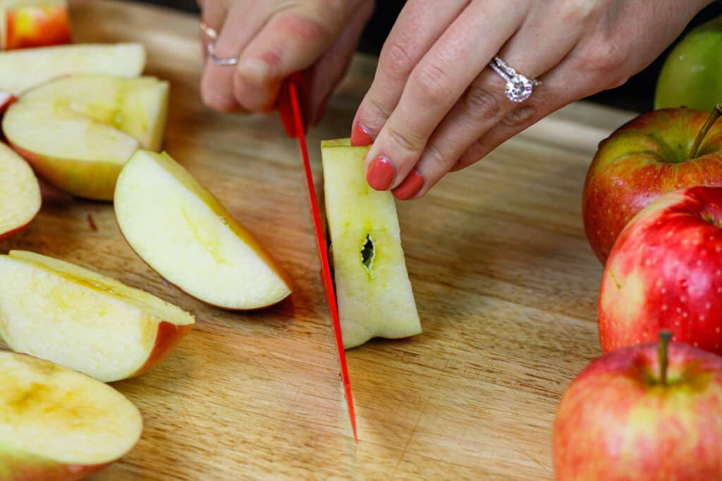 苹果的形象被切成四等分，使苹果酱