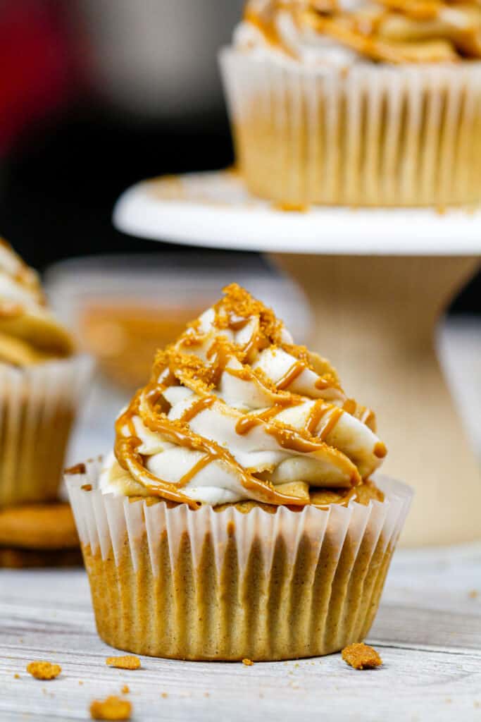 biscoff纸杯蛋糕装饰和准备吃的图像