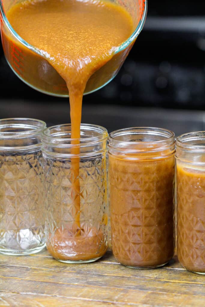 快煲苹果黄油被倒进梅森罐的画面