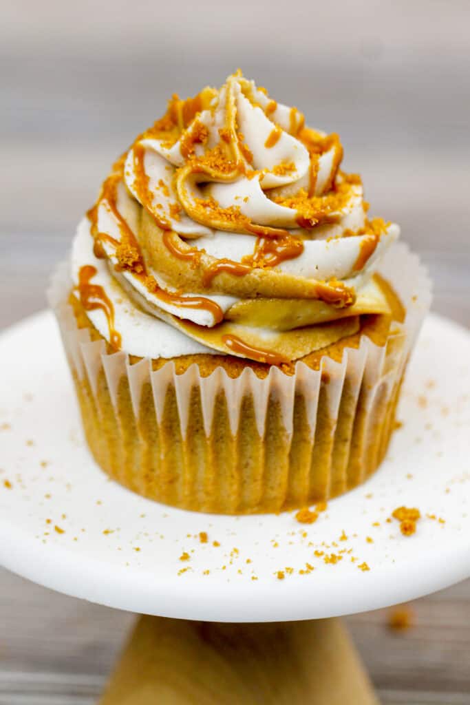 Biscoff饼干黄油纸杯蛋糕上淋满了饼干黄油