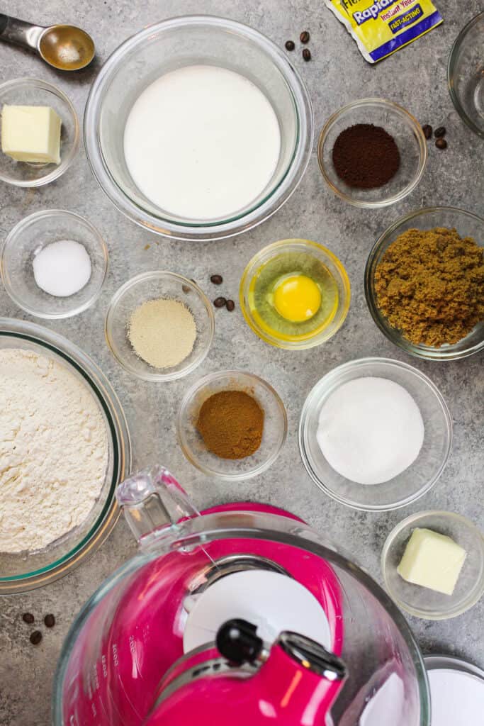 装饰的成份的图象在柜台准备好做咖啡桂香卷