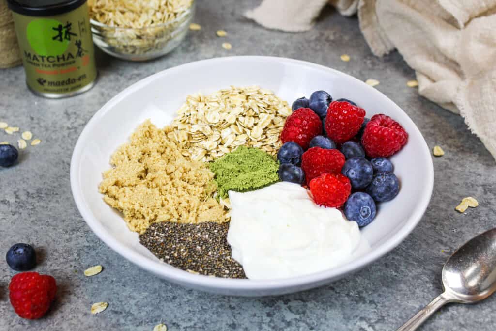 成分的形象一夜之间在一碗燕麦与芡欧鼠尾草种子,希腊酸奶、红糖、浆果、蜂蜜和老式的燕麦